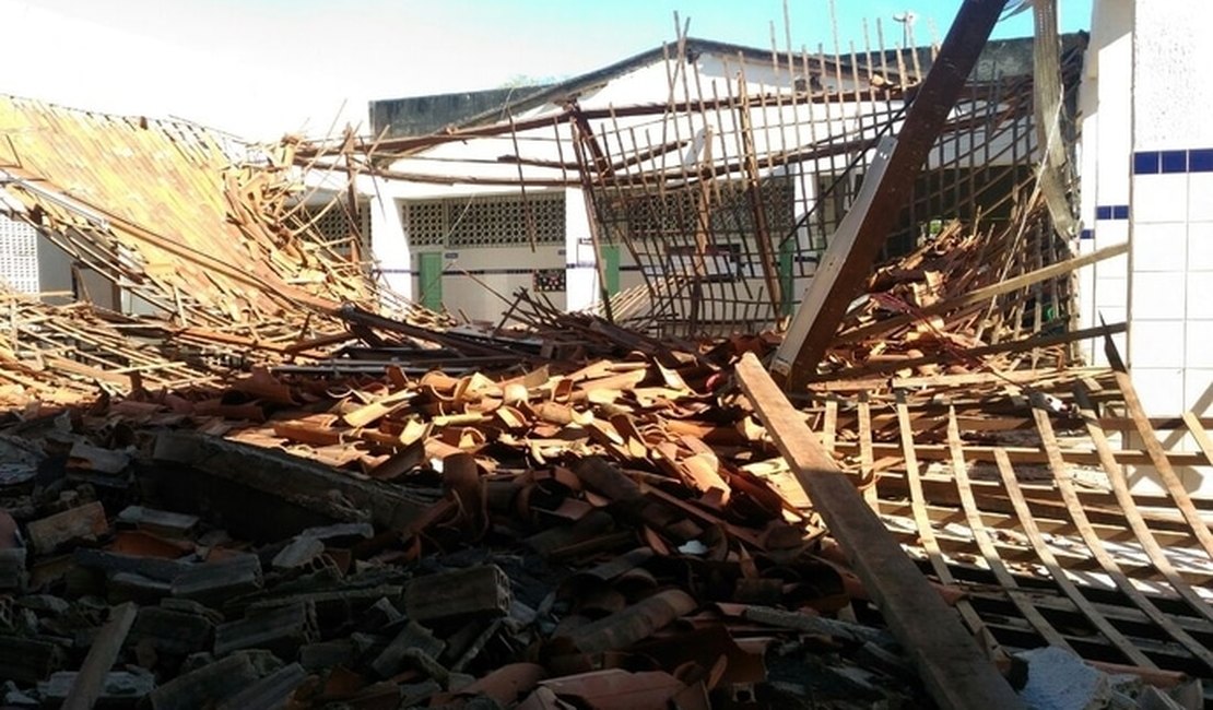 Teto de pátio de escola da rede estadual desaba em Penedo