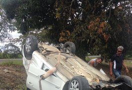 Dupla rouba carro, troca tiros com a polícia e se envolve em acidente na BR-316, em Alagoas