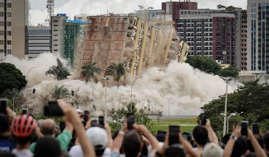 VÍDEO: Torre Palace, tradicional hotel de luxo de Brasília, é implodido com 165kg de explosivos