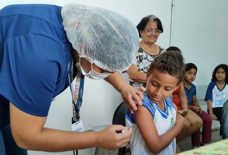 Saúde estende vacinação de crianças e adolescentes a escolas municipais de Maceió