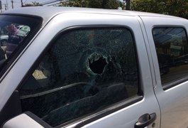 Homem depreda carro de amigo que deu carona a sua ex-mulher, em AL