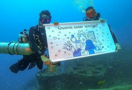 Instrutora de mergulho é pedida em casamento embaixo d'água, em Maceió