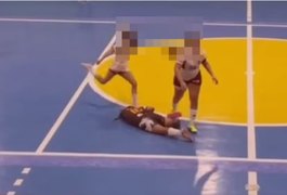 VÍDEO: Jogadora de futsal é suspensa por 5 anos após chutar cabeça de adversária durante partida no Ceará