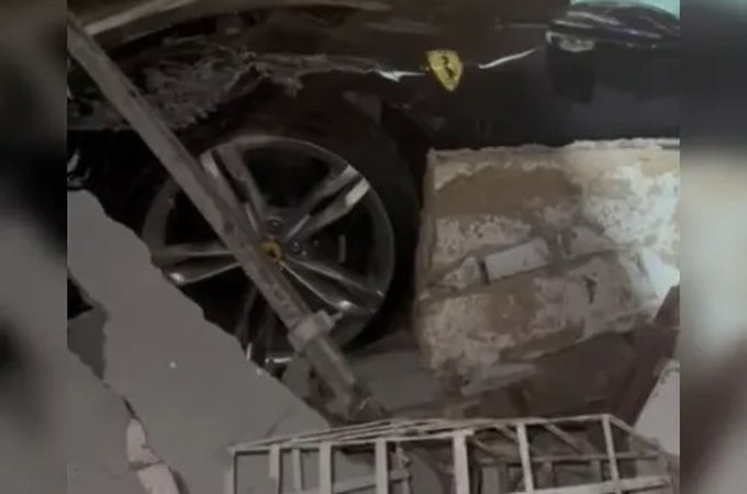 Condutor fica ferido após perder controle de Ferrari e bater carro em restaurante, em Maceió