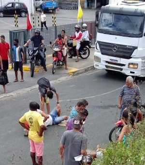 Batida de moto com animal deixa feridos em Arapiraca
