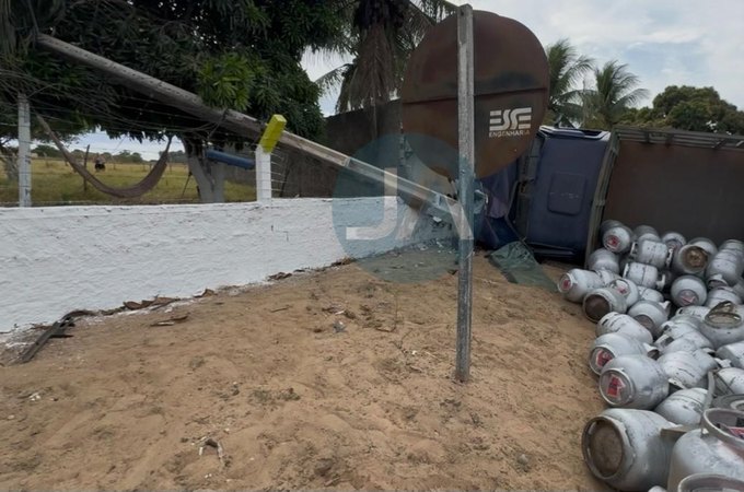 Caminhonete carregada com botijões de gás tomba após falha na direção na AL-220