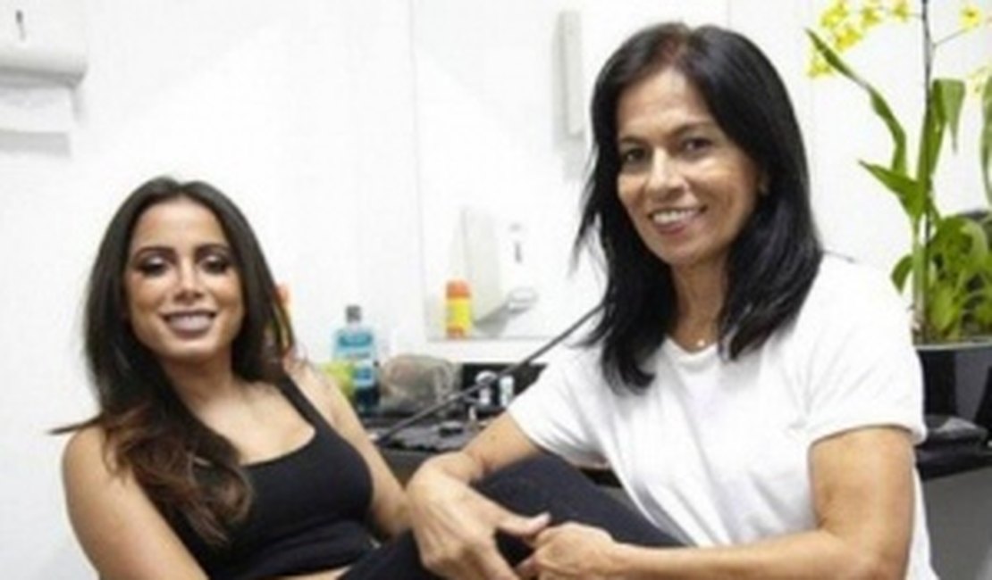 Anitta dá apartamento em frente à praia para a mãe, que deixa de morar com ela