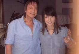 Ex-The Voice nega affair com Roberto Carlos: 'Nunca insinuou intenção'