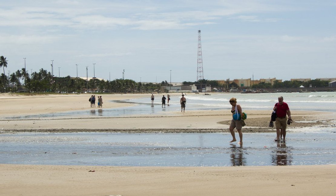 Turistas dividem espaço com urubus em “cartão postal” de Maceió