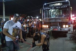 VÍDEO. Strongwoman Socorro Oliveira realiza desafio e faz alegria do público no Bosque