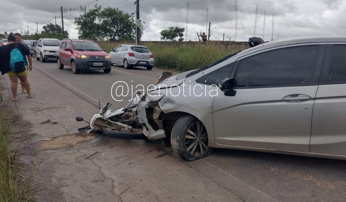 Motorista invade contramão, colide contra veículos e duas mulheres ficam feridas na AL-115