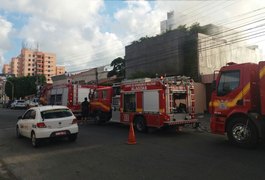 Incêndio atinge estabelecimento comercial na Jatiúca, em Maceió