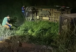 Van do Instituto Superar tomba em ribanceira e deixa feridos, na BR-316 em Atalaia