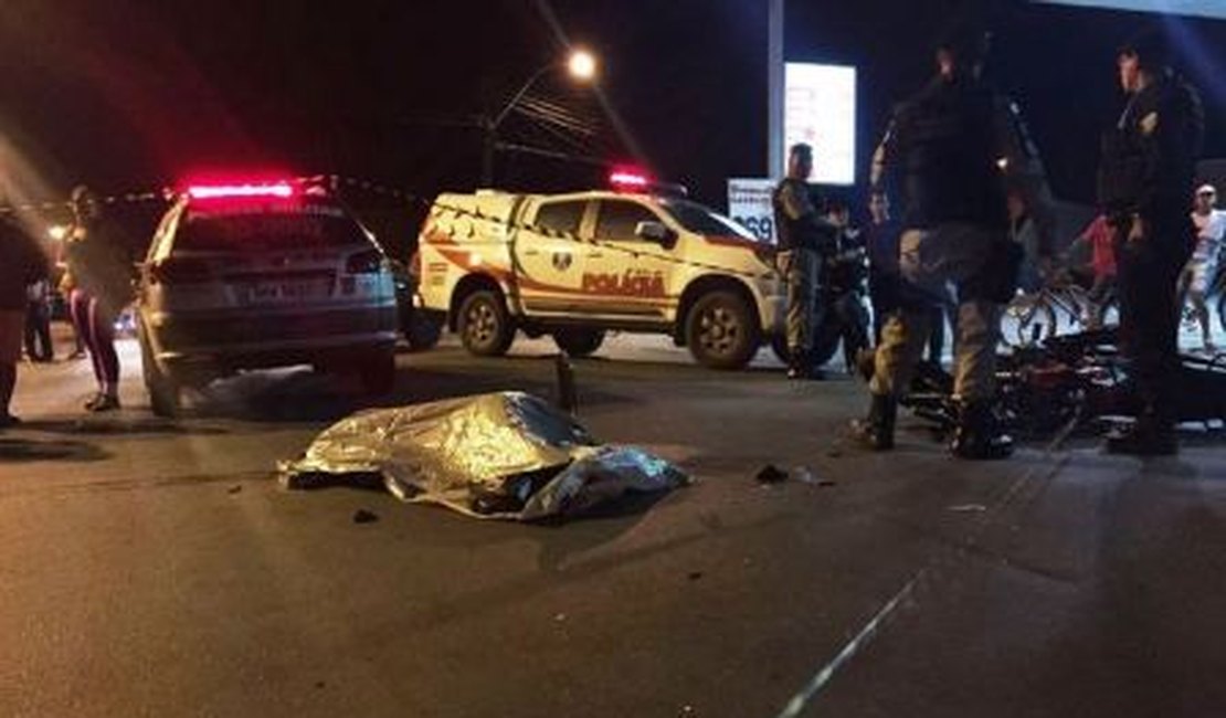 Motociclista morre após colidir em traseira de caminhonete