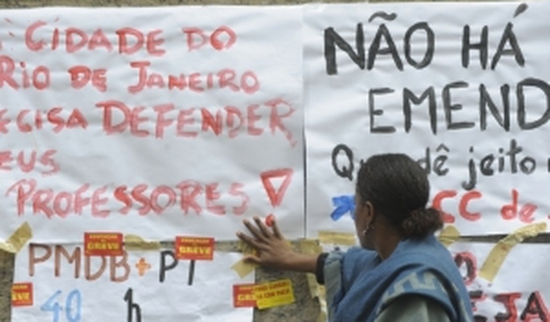 Professores acampam ao lado da Câmara Municipal do Rio depois de confronto com a polícia