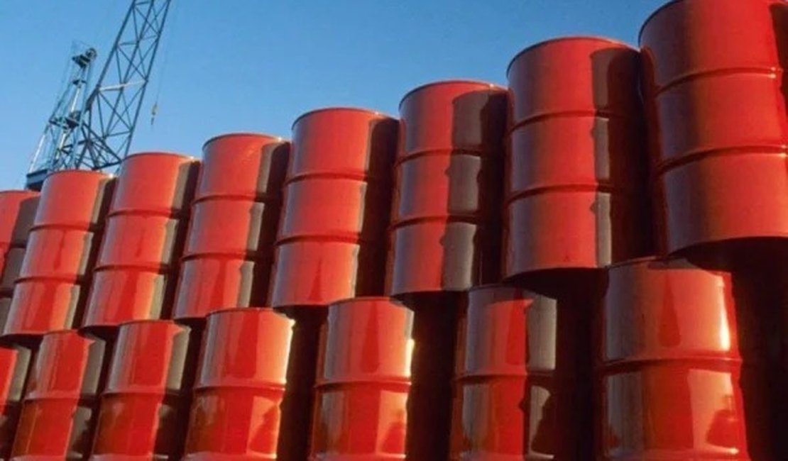 Petróleo cai mais de 2% com redução de ataques no Oriente Médio