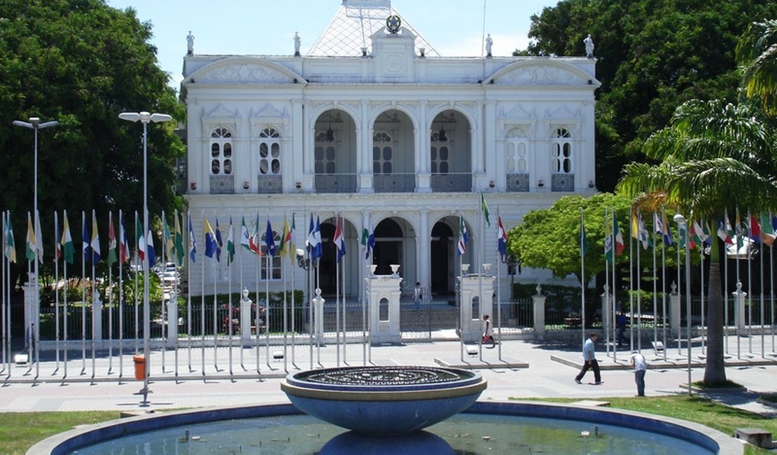 Estado prioriza salário do funcionalismo e atrasa pagamentos