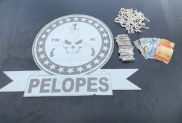 Jovem tenta se livrar de sacola com drogas e é preso em flagrante perto do Mercado Público de Arapiraca