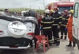 Colisão entre dois carros deixa motorista preso às ferragens, em Maceió