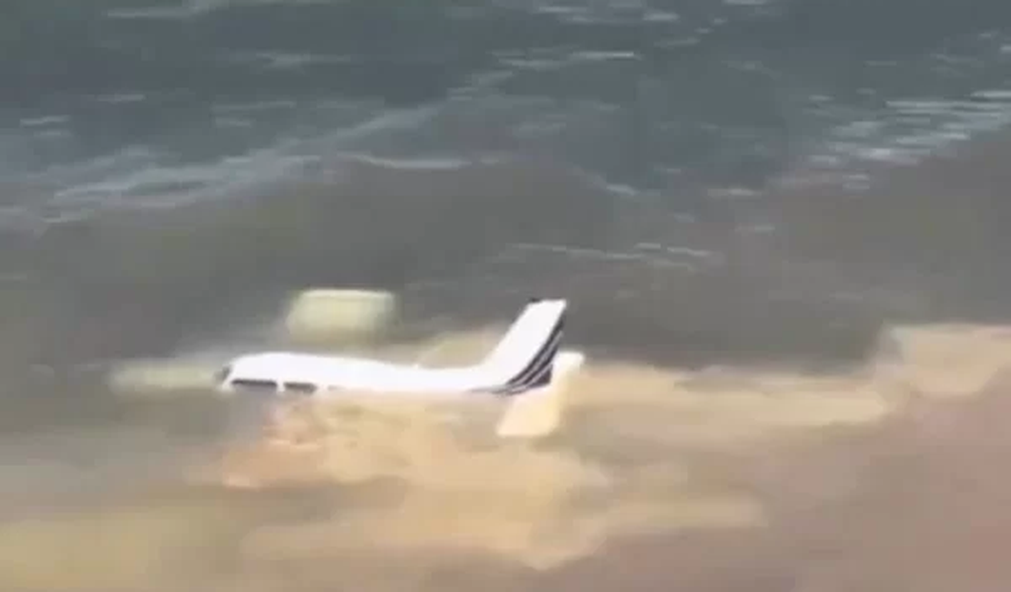 Após pane, avião faz pouso de emergência na Praia de Ponta Verde