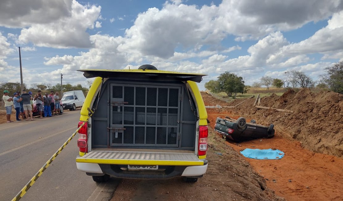 Vídeo. Homem pega carro do irmão escondido e morre em capotamento, na AL 115 em Igaci