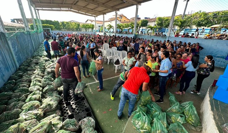 Mais de 700 moradores recebem alimentos da 3ª etapa do PAA Feira Grande﻿