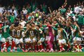 México abre Copa vencendo África do Sul em duelo com três expulsões