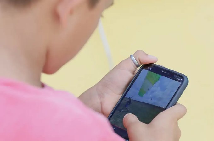 Senado aprova projeto para proibir uso de celular em escolas