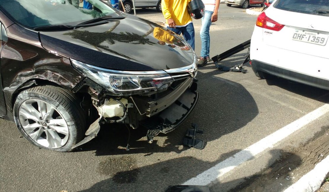 Colisão entre veículos deixa trânsito lento na Avenida Ceci Cunha