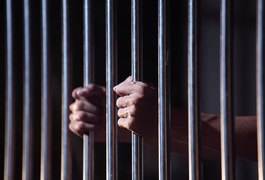 Polícia flagra homem com identificação falsa de agente penitenciário