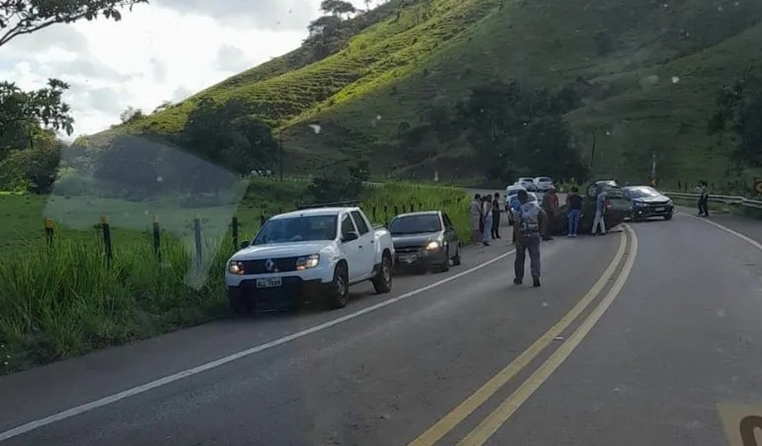 Motorista perde controle de carro e capota veículo em rodovia no interior de Alagoas