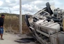 Capotamento de caminhão deixa vítima presa às ferragens na AL-115