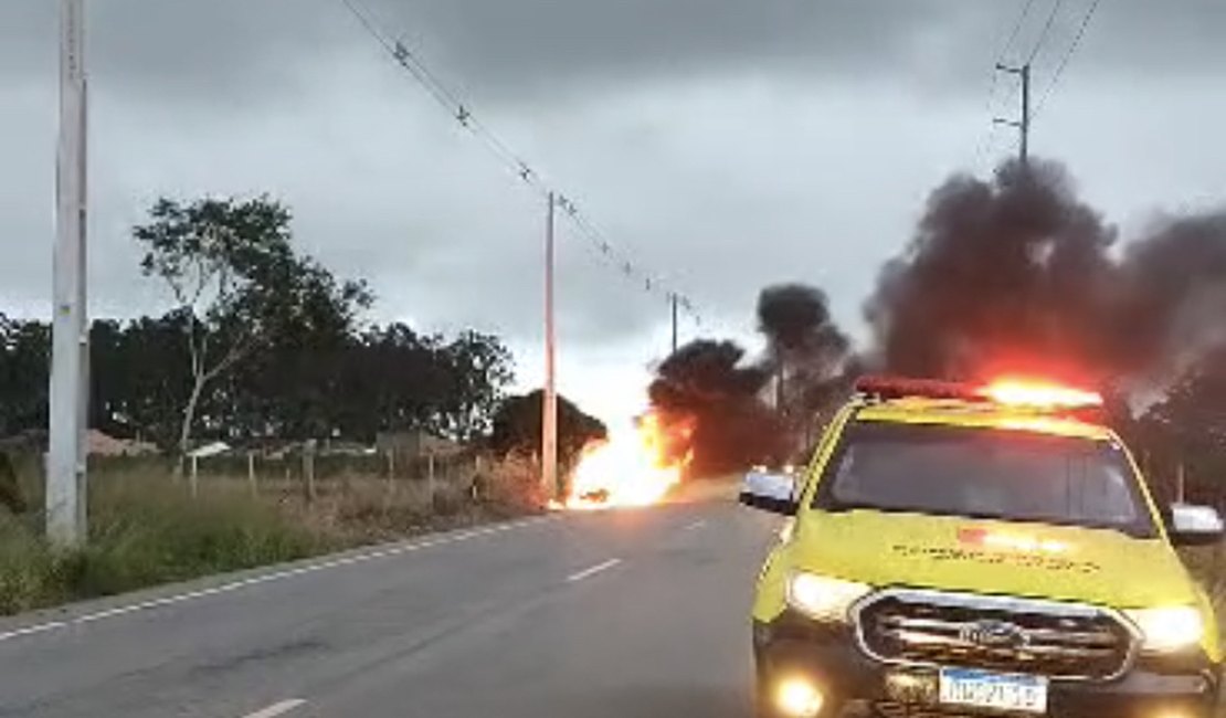 Vídeo. Ambulância pega fogo e assusta populares em rodovia do Agreste alagoano