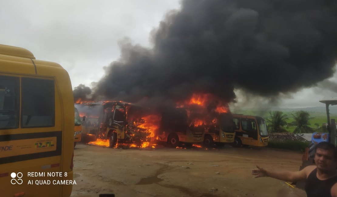 Ônibus escolares ficam destruídos após incêndio na garagem da Prefeitura de Boca da Mata