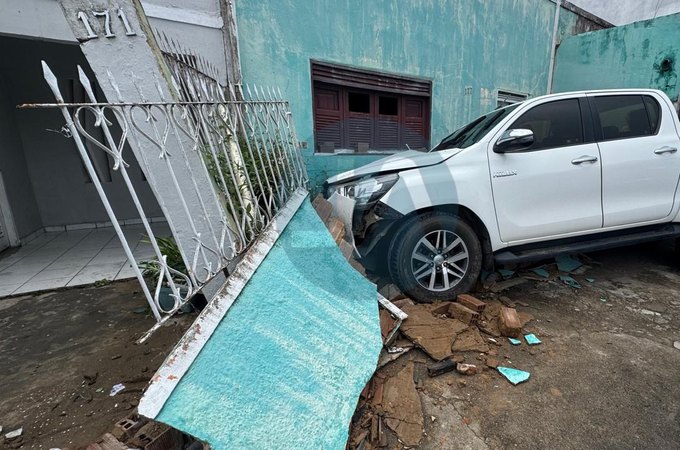 Mulher perde controle de veículo e bate em muro de residência no bairro Brasília, em Arapiraca