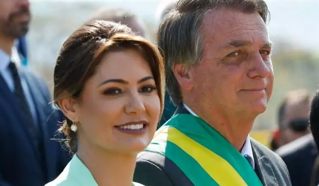 Após especulações, Michelle se pronuncia sobre ela e Bolsonaro não se seguirem nas redes