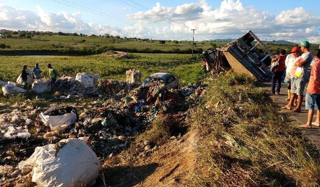 Caminhão carregado de material reciclado capota e carga bate em carro na AL-115, em Arapiraca