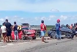 Cinco pessoas são socorridas após colisão envolvendo dois carros em Maceió