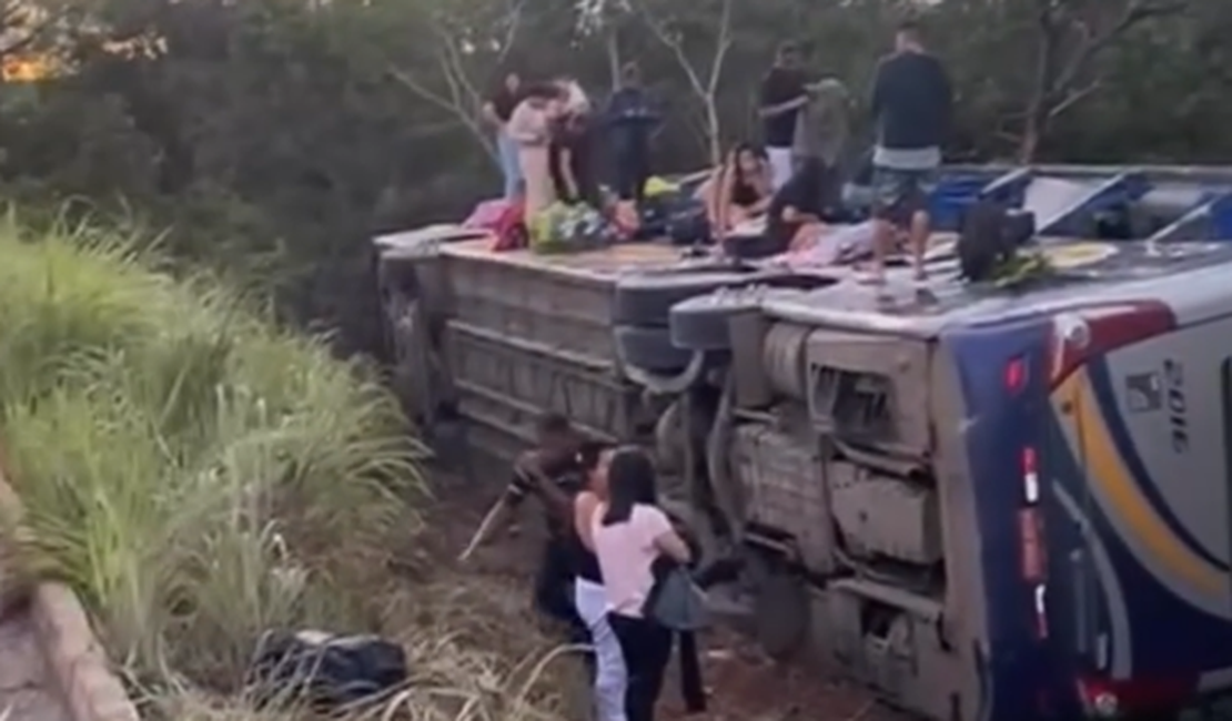 Ônibus de turismo com passageiros de Alagoas tomba em MG e duas pessoas morrem; onze ficam feridas