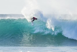 Mesmo com tubarão, Rafael Medina vence etapa e avança para semifinal