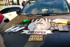 Homem foge e esposa é presa por tráfico de drogas no bairro Vermelho, em Penedo