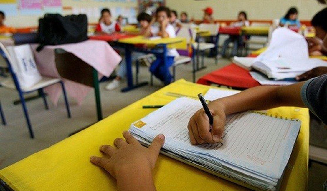 Sinteal denuncia que escolas públicas de Maceió estão cobrando pelo fardamento