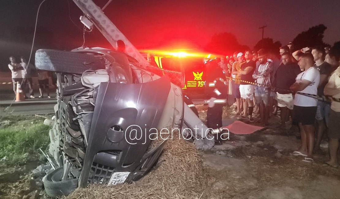 Filho de empresário arapiraquense morre após colidir carro em poste, na AL 220, no Agreste de Alagoas