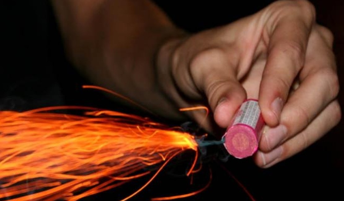 Homem acorda vizinhos soltando bombas na madrugada e é levado para delegacia no interior de AL