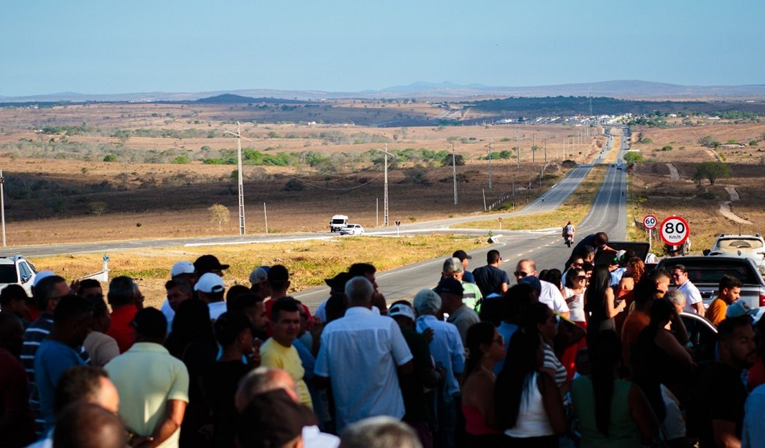 Governo Trabalhando: duplicação da AL-220 chega a Jacaré dos Homens e Monteirópolis