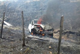 Carro bate em poste e pega fogo após colisão em Atalaia