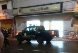 Bando faz caminhoneiro refém durante assalto e usa veículo para bloquear estrada
