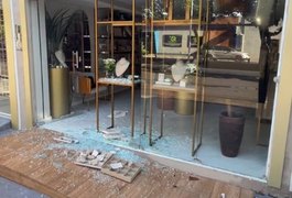 VÍDEO: Vidraça de loja de semijoias é quebrada e produtos são furtados na Jatiúca, em Maceió: 'Anos de esforço'