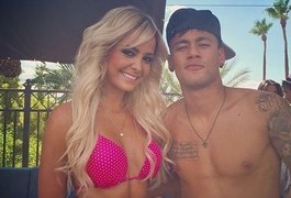 Neymar posa com ring girls brasileiras em Las Vegas