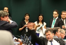 Sessão do Conselho de Ética tem briga e empurrões